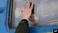 Украинско дете заминава с влак след началото на руската инвазия.