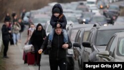 Жители Украины пересекают западные границы страны