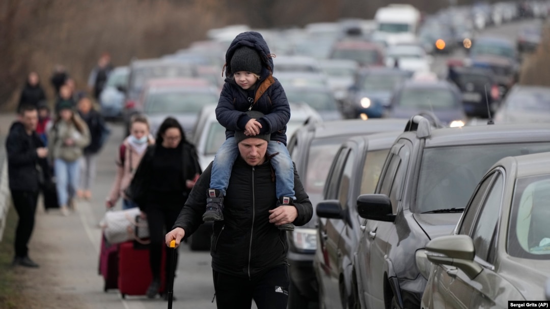 Sute de mii de ucraineni fug din calea războiului. Mulți au ajuns în România, unde unii au rude sau prieteni. Comunitatea etnicilor ucraineni din România e șocată de atacul brutal ordonat de V. Putin asupra Ucrainei. (Imagine din 26.02, granița Ucrainei cu Republica Moldova)