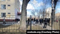 Чэргі ў Беларусі на выбарчых участках перад пратэстамі супраць вайны ва Ўкраіне, Менск, 27 лютага 2022