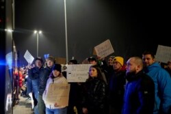 Ljudi iz cijele Poljske drže natpise koji nude novoraseljenim osobama koje su pobjegle od ruske invazije na Ukrajinu vožnju do odredišta širom Poljske, 27. februar.