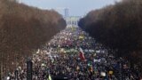 Более 100 тысяч человек собрала акция в центре Берлина против российского вторжения в Украину.