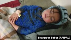 یک کودک مصاب به بیماری سرخکان در شفاخانه ولایتی بادغیس