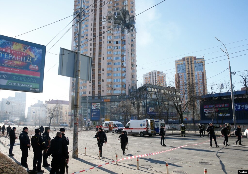 Pjesëtarët e shërbimeve emergjente u dalin në ndihmë qytetarëve pasi një ndërtesë banimi goditet nga granatimet më 26 shkurt.   