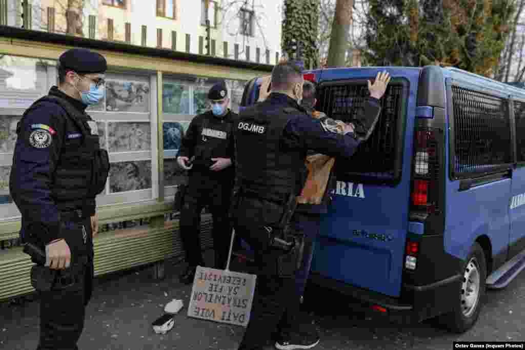 Demonstrațiile nu au fost lipsite de incidente. Un tânăr a fost reținut și legitimat după ce a aruncat cu ouă spre clădirea Ambasadei Rusiei. Jandarmii au asigurat publicul că nu i se va întâmpla nimic protestatarului.