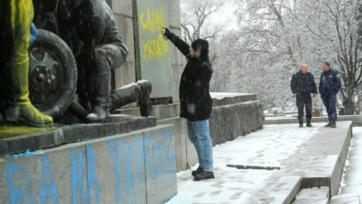 Арестът на десетокласник опитал да напише Save Ukraine на паметника
