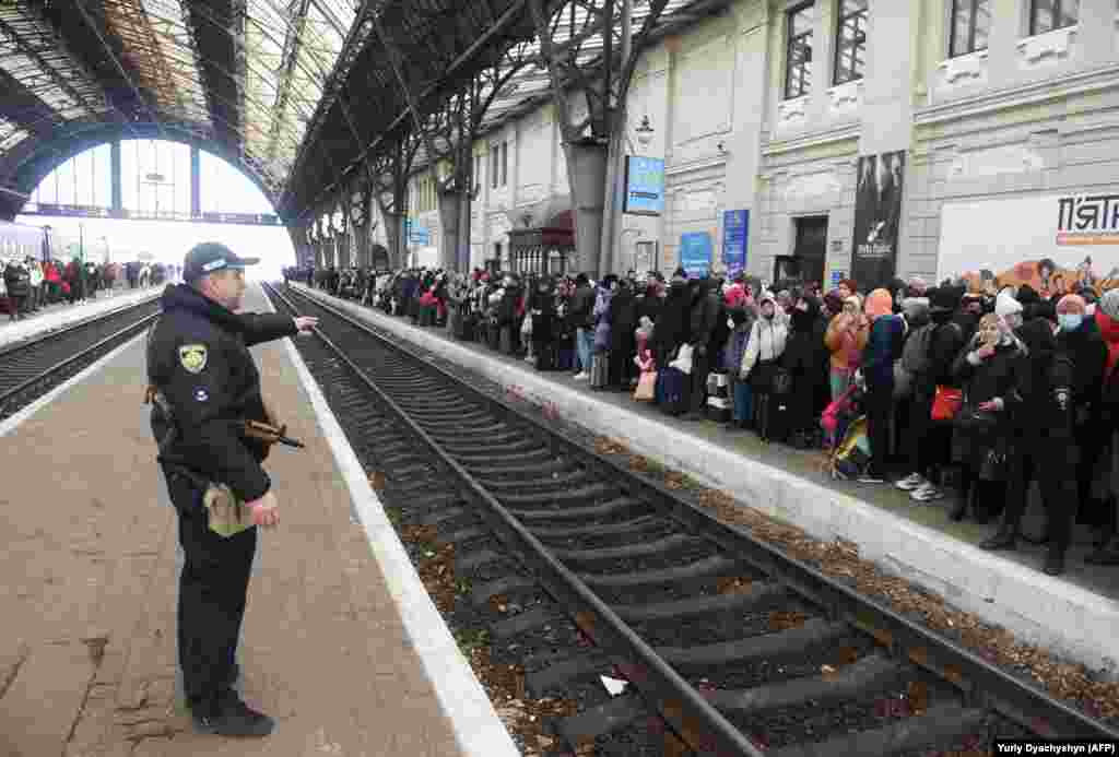 Peroanele gării din Lvov, în vestul Ucrainei, s-a umplut cu mii de oameni care încearcă să urce într-un tren spre Polonia. În semn de susținere, firma de căi ferate a statului polonez a declarat că niciun ucrainean care fuge de conflict nu va trebui să plătească bilet, atâta timp cât dețin un pașaport.