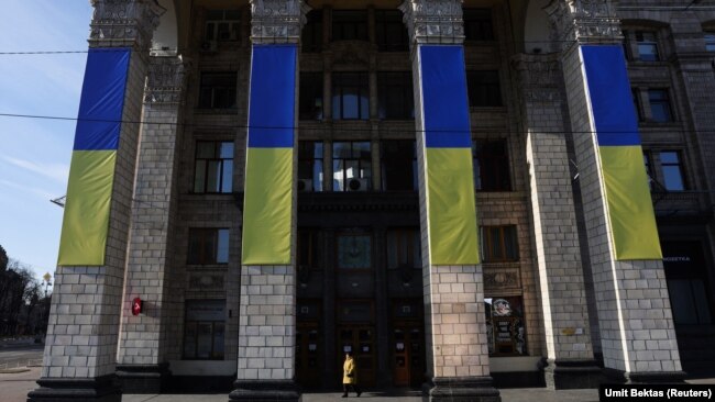 Reggeli járókelő Kijevben 2022. február 28-an