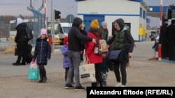 Refugiați ucraineni la punctul de trecere a frontierei de la Palanca