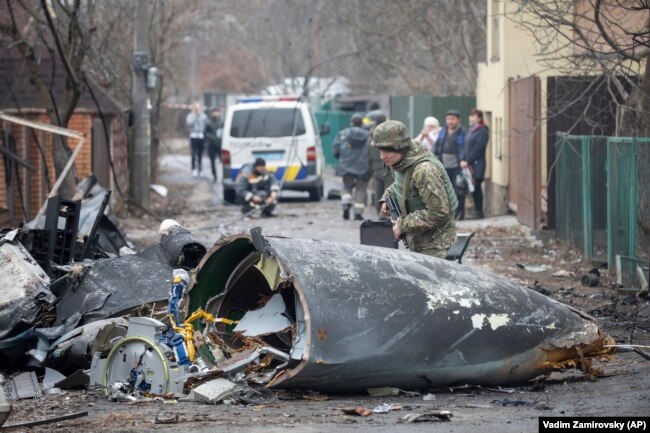 Pjesë të një avioni të rrëzuar në Kiev më 25 shkurt, 2022.