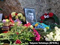 Lule pranë fotografisë së Boris Nemtsovit, afër gurit Solovetski në Shën Petersburg.