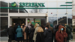 Sorok Bosznia Hercegovinában, a Sberbank egyik fiókja előtt Banja Lukában, 2022. február 28-án.