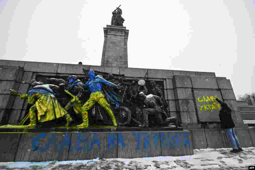 Monumentul din Sofia, Bulgaria, dedicat armatei sovietice a fost vopsit, în 27 februarie, în culorile steagului ucrainean.