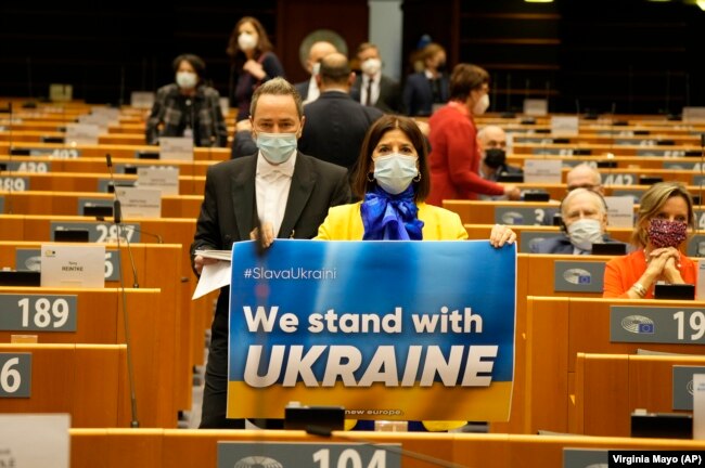 Disa ligjvënës duke mbështetur Ukrainën nga salla e Parlamentit Evropian