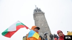 Граждани протестират срещу руската агресия пред паметника.