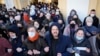 27 февраля россияне вышли на улицы Санкт-Петербурга в знак протеста против вторжения их страны в Украину тремя днями ранее. С тех пор власти задержали более 15 000 демонстрантов и тех, кто высказывался против войны в Интернете.