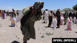 روند توزیع کمک های بشری سازمان ملل در یکی از ولایات جنوب افغانستان 
