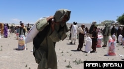 تصویر آرشیف: جریان توزیع کمک های غذایی در ولایت ارزگان٬ مردم میگویند که در بسیاری از مناطق به این کمک ها دسترسی ندارند