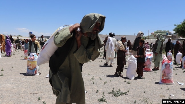 خلک وایي د یخنۍ له شدت سره سره، نړیوالې بشري مرستې کمې شوي؛ خو د دوی ستونزې زیاتې شوې دي