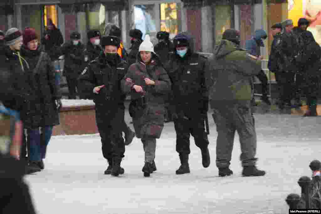 O altă rusoaică este arestată protestând în orașul Kazan, capitala republicii semi-autonome Tatarstan. 27 februarie.