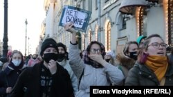 Antiratni protest u Sankt Peterburgu 27. februara 2022, tri dana posle početka invazije. U prvim nedeljama rata, više od 13.000 Rusa je privedeno širom zemlje.