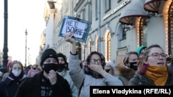 Колонна протестующих идет вдоль Невского проспекта