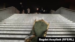 Gazagystandaky ýanwar aýynda bolan wakalarda, protestçiler tarapyndan ele salnan Almaty şäher häkimliginde prezidentiň kabulhanasynyň basgançagynda döwlen kürsi