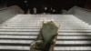 Сломанное кресло на ступенях резиденции президента Алматы, которую захватили протестующие во время Январских событий.
