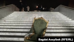 Сломанное кресло на ступенях резиденции президента Алматы, которую захватили протестующие во время Январских событий