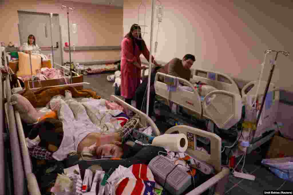 A beteg gyerekek a folyosón fekszenek, miközben csöpög a vénájukba az infúzió