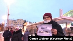 Семён Шейкин на пикете в Кемерове