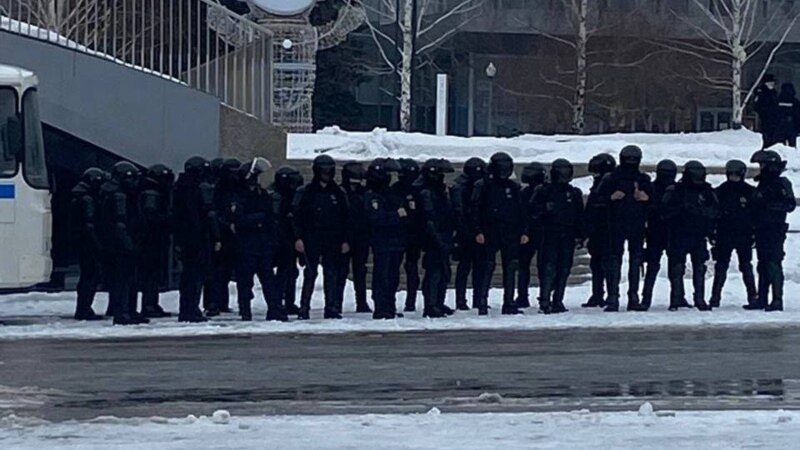 В Перми полиция оцепила центр города. Люди вышли на антивоенную прогулку без плакатов 
