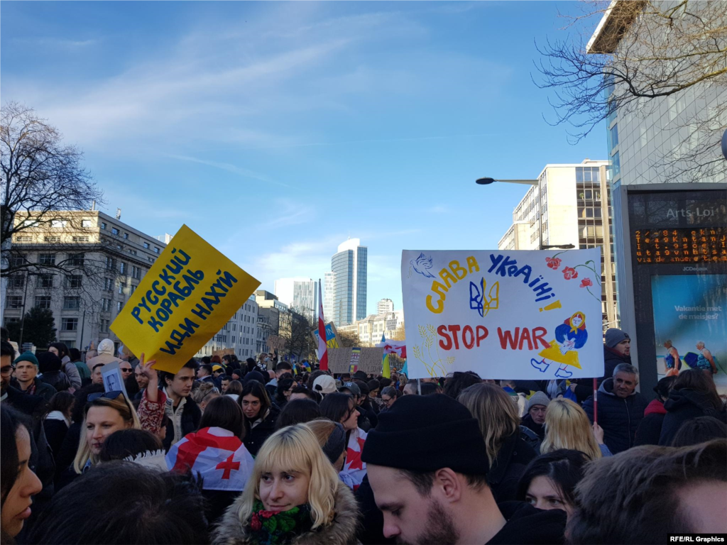 La Bruxelles, în inima Uniunii Europene, mii de oameni au cerut sfârșitul războiului. Aceștia au transmis că autoritățile trebuie să susțină Ucraina, înainte să fie prea târziu.