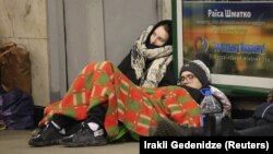 Жители Киева в метро