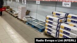 Raftet gjysmë të zbrazura në një dyqan ushqimor në Mitrovicë. Disa qytetarë të Kosovës druajnë se çmimi i miellit do të rritet për shkak të luftës në Ukrainë. 
