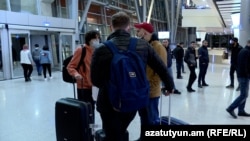 Туристы в зале прилета ереванского аэропорта «Звартноц», 1 марта 2022 г.