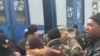 نمایی از فیلمی که نشان می‌دهد به آفریقایی‌ها اجازه سوار شدن به قطار برای خروج از اوکراین داده نمی‌شود
