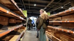 Devojka gleda u prazne rafove za hleb u jednoj od radnji u Kijevu, 28. februar 2022.