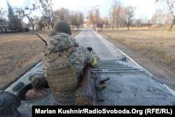 Forcat e armatosura ukrainase duke u përgatitur për betejë në Vasilkiv më 26 shkurt. Fotografi e realizuar nga korrespondenti i REL-it, Marian Kushnir.