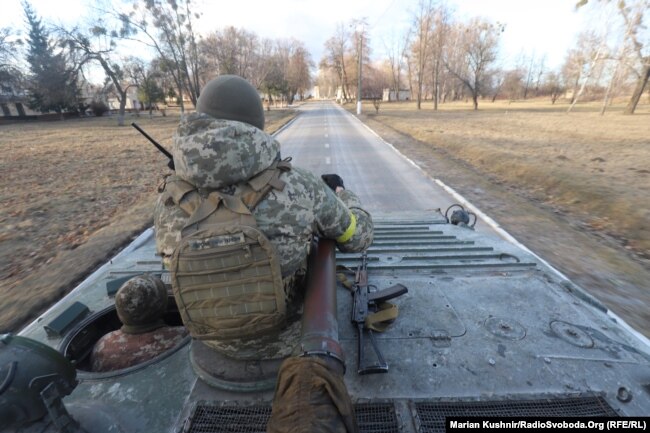 Forcat e armatosura ukrainase duke u përgatitur për betejë në Vasilkiv më 26 shkurt. Fotografi e realizuar nga korrespondenti i REL-it, Marian Kushnir.