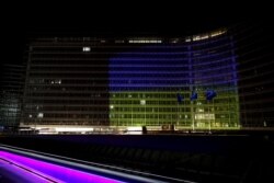 Clădirea Comisiei Europene luminată în culorile drapelului ucrainean, Bruxelles, 24 februarie 2922