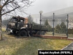 Сгоревший КамАЗ у резиденции президента Казахстана в Алматы 6 января 2022 года