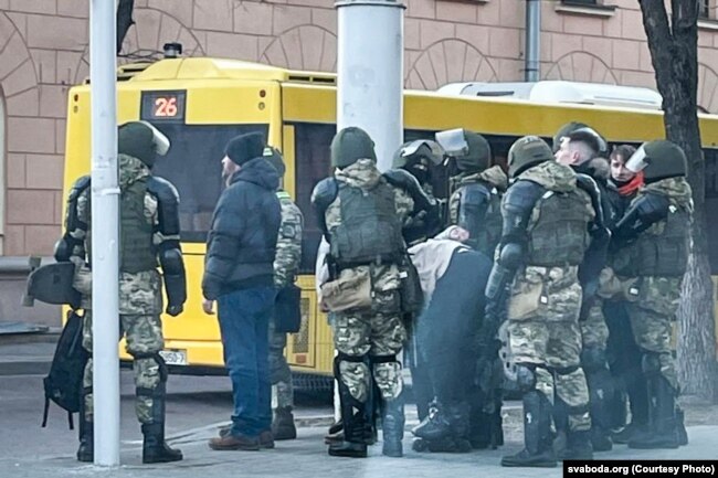 Сілавікі затрымліваюць удзельніка пратэсту ў Менску 27 лютага