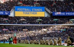 "Fudbal stoji zajedno" znak na stadionu prije utakmice Chelsea i Liverpoola, 27. februara
