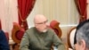Olekszij Reznyikov ukrán védelmi miniszter az orosz küldöttséggel való tárgyaláson Belaruszban 2022. február 28-án