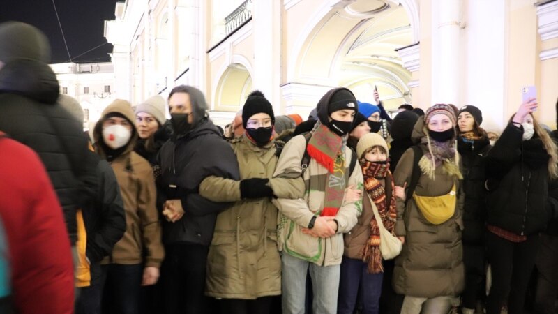 Полиция задерживает участников антивоенных акций