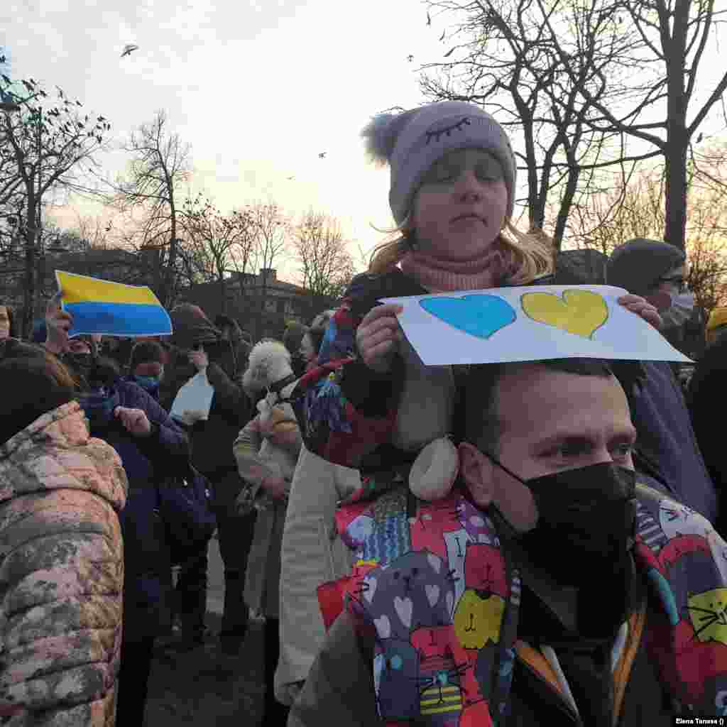 La protestul din București a venit Dragoș cu fiica sa.&nbsp;&bdquo;Am venit la protest din solidaritate cu Ucraina și pentru ca așa ceva să nu se mai întâmple. Vreu ca fetița mea să învețe că libertatea se apără cu mare preț&rdquo;, a spus Dragoș.