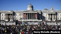 Протест против российского вторжения в Украину у здания Национальной галереи в Лондоне