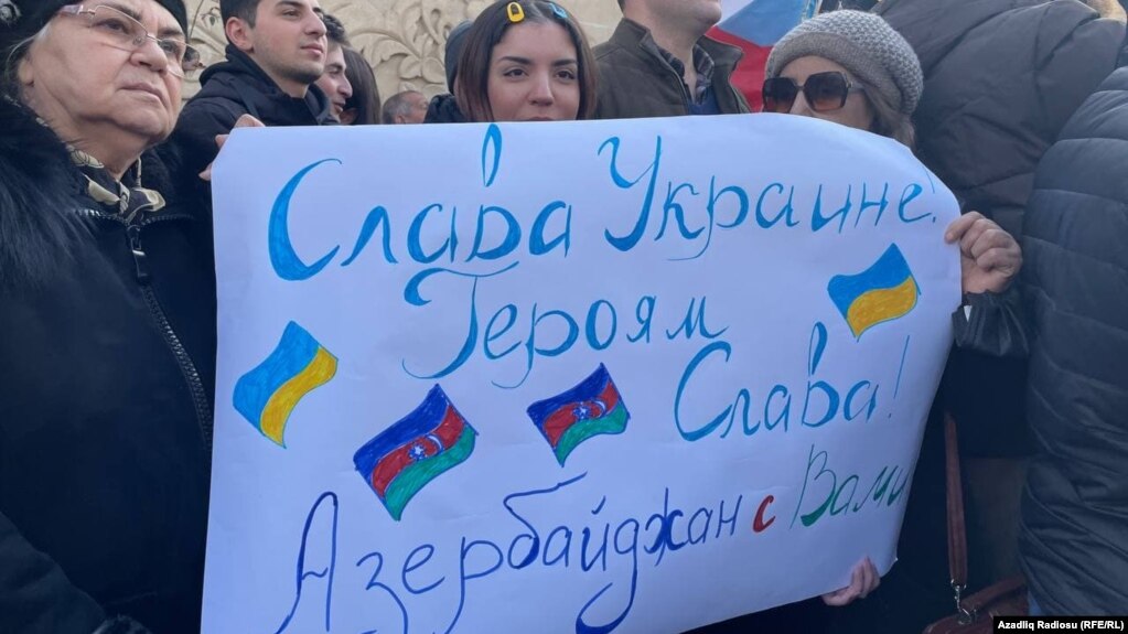 Акция поддержки перед посольством Украины в Баку