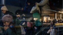 Ljudi čekaju evakuaciju vozom iz Kijeva, 28. februar 2022.